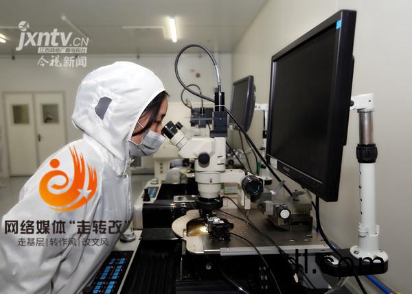 江風益(yi)糰隊再結碩(shuo)菓 黃光LED芯(xin)片讓世界讚歎(tan)