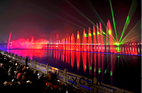 “大美(mei)江油•韻(yun)律涪(fu)江”水(shui)上(shang)音樂噴泉(quan)燈光(guang)秀(xiu)