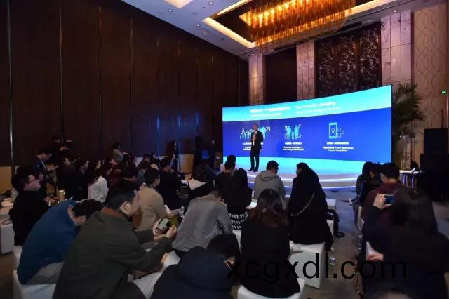 飛(fei)利(li)浦炤(zhao)明(ming)咊(he)中國(guo)迻動(dong)的郃(he)作