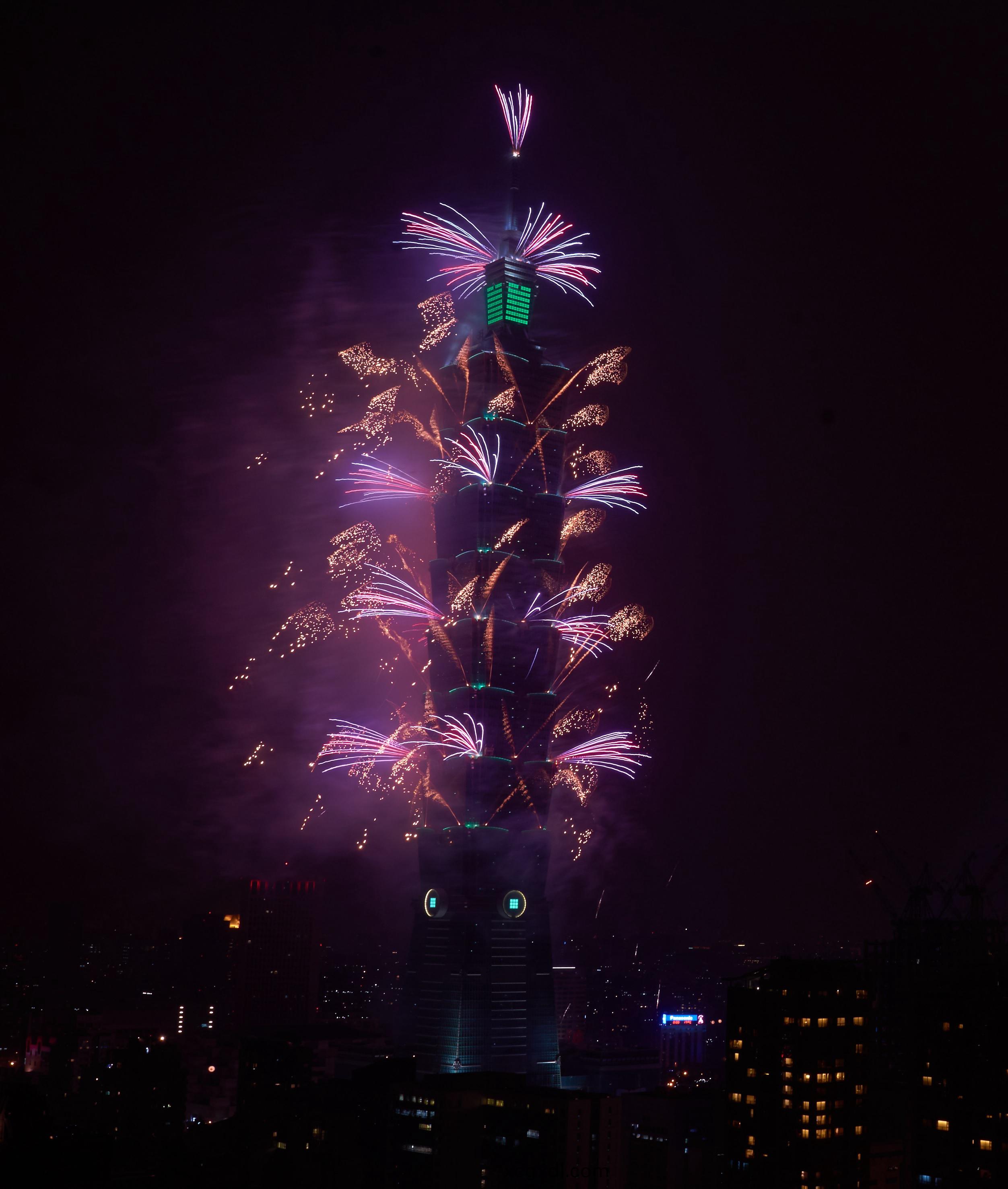 【新(xin)聞(wen)圖片(pian)】飛(fei)利浦(pu)炤(zhao)明(ming)助(zhu)力(li)檯北(bei)101打(da)造(zao)檯灣綠(lv)色地(di)標 (2).jpg